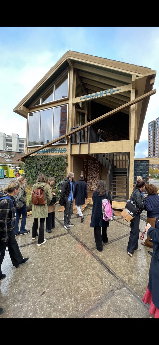 Biobased bouwmaterialen. Het aanbod groeit en de toepassingen ook. Mooie en effectieve voorbeelden op de #DDW21 in Eindhoven. 
De nieuwe bouwcultuur die eigenlijk al heel oud is levert betoverende productontwerpen op. Kijken dus en laat je inspireren!