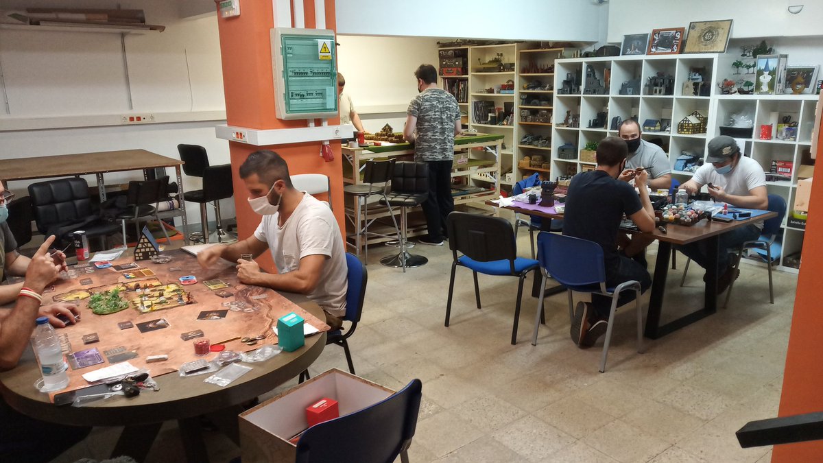 AL_Valhalla's tweet photo. Tarde tranquilita pero muy amena en el local con quedada de #Pintura y charloteo, acompañada de varias partidas a #Warchest, #Gloomhaven y #Bloodfields https://t.co/DONcgLK7TU