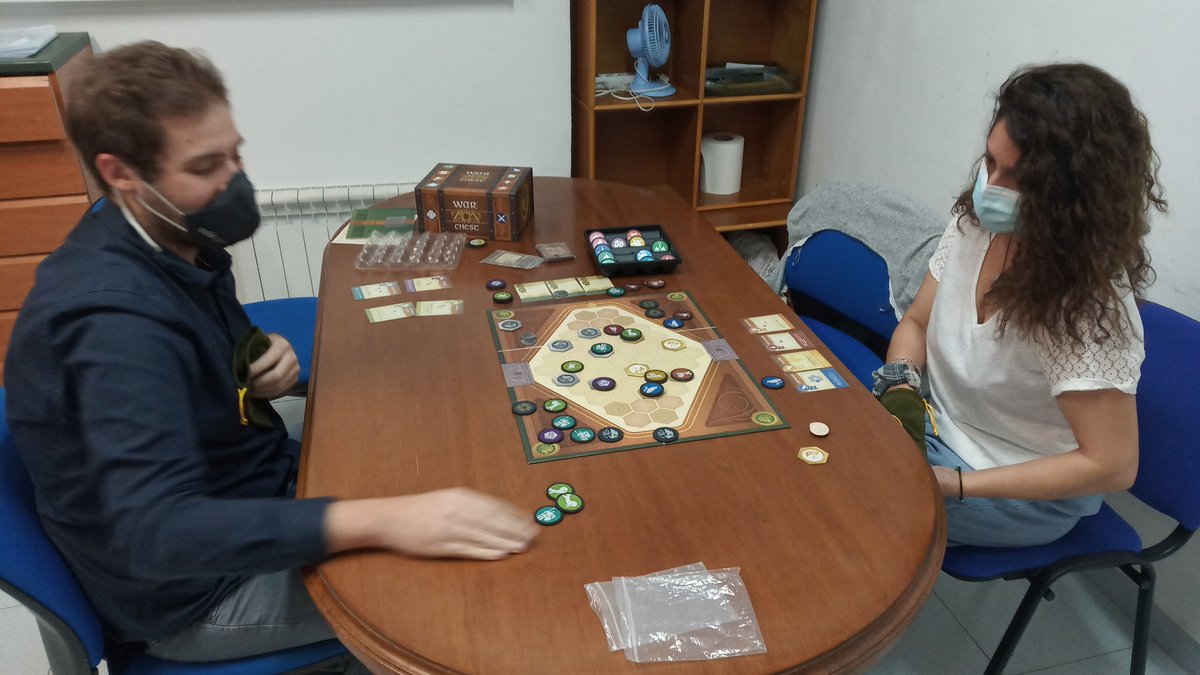 AL_Valhalla's tweet photo. Tarde tranquilita pero muy amena en el local con quedada de #Pintura y charloteo, acompañada de varias partidas a #Warchest, #Gloomhaven y #Bloodfields https://t.co/DONcgLK7TU