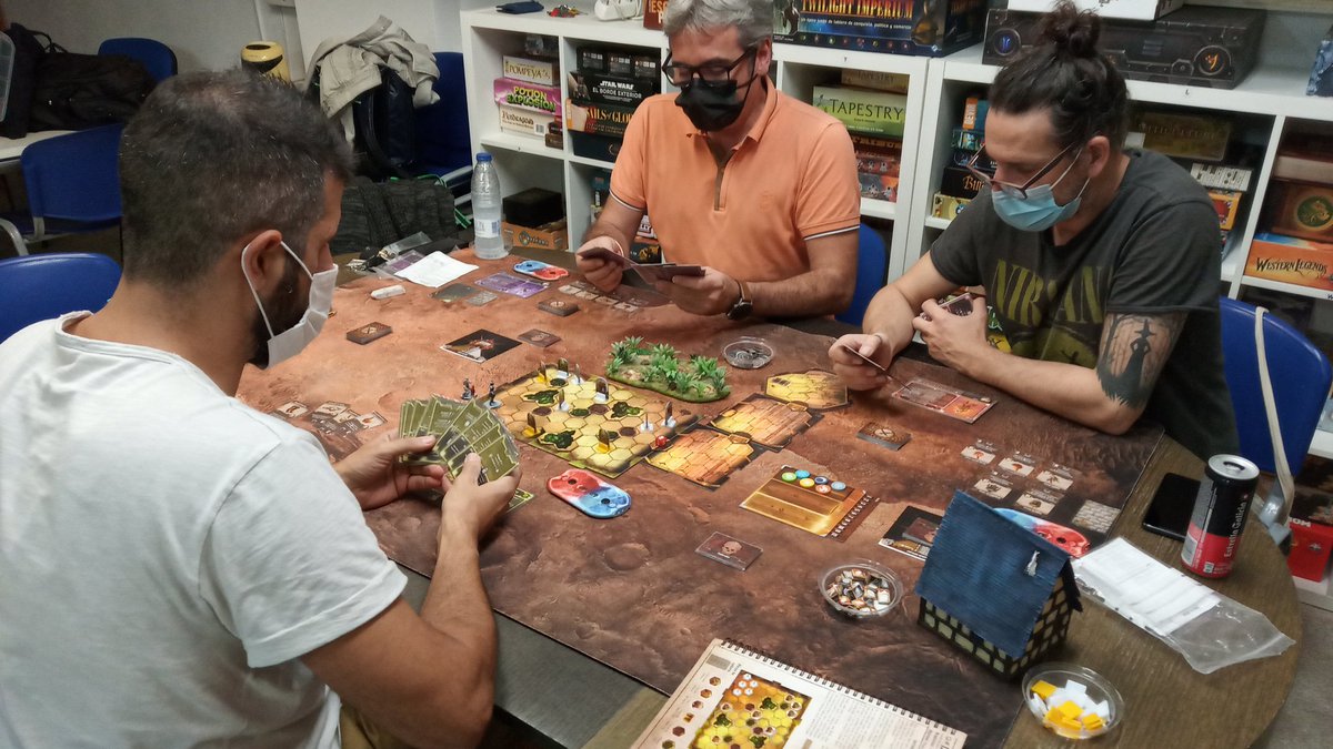 AL_Valhalla's tweet photo. Tarde tranquilita pero muy amena en el local con quedada de #Pintura y charloteo, acompañada de varias partidas a #Warchest, #Gloomhaven y #Bloodfields https://t.co/DONcgLK7TU