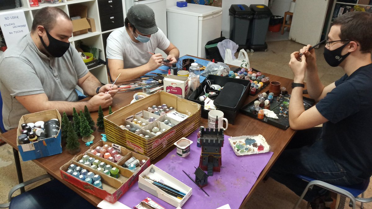 AL_Valhalla's tweet photo. Tarde tranquilita pero muy amena en el local con quedada de #Pintura y charloteo, acompañada de varias partidas a #Warchest, #Gloomhaven y #Bloodfields https://t.co/DONcgLK7TU