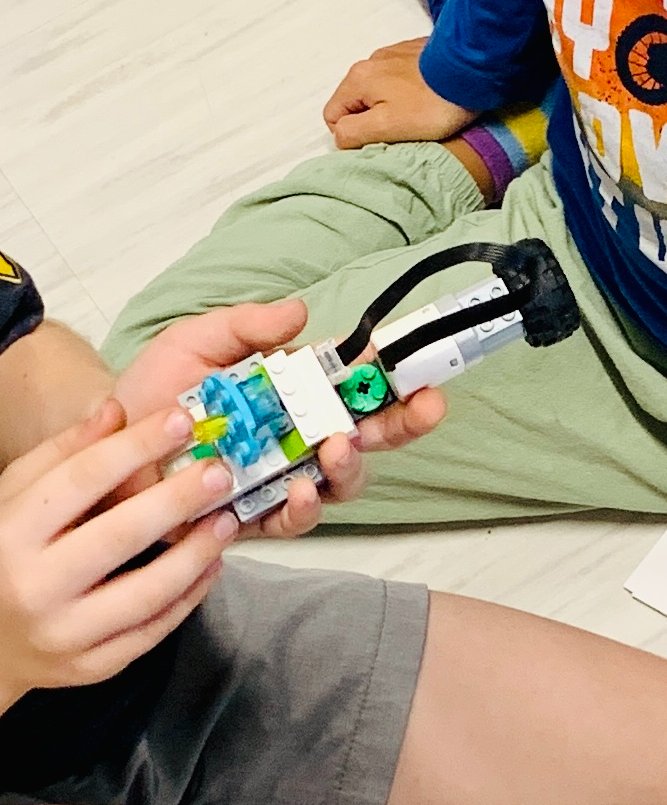 STEMKimLISD's tweet image. Such a great day seeing robotic engineers ALL OVER @BridlewoodES building and programming robots! @LEGO_Education #lisdstem #bluetoothexperts #challengecardscomplete