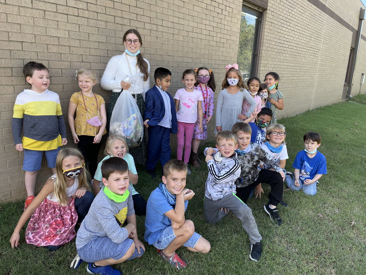 honeybees901's tweet photo. We are helping our community by picking up trash around the school! #oesrams https://t.co/NduJmnVUl4
