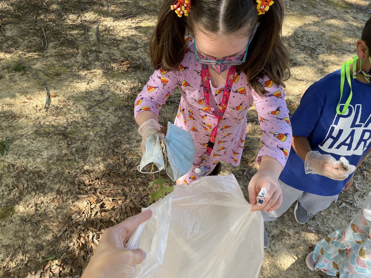 honeybees901's tweet photo. We are helping our community by picking up trash around the school! #oesrams https://t.co/NduJmnVUl4
