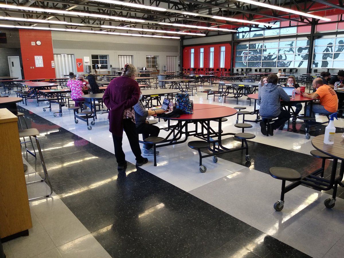 HeightsCCC's tweet image. Last night's FAFSA Completion Night was a success! Thanks to @butlercc , @FriendsU , @NewmanU , and @Moundbuilders  for providing helpers for the event. They were very complimentary of Heights students and parents, saying they were incredibly kind and polite. I know.😉#FlyHigh