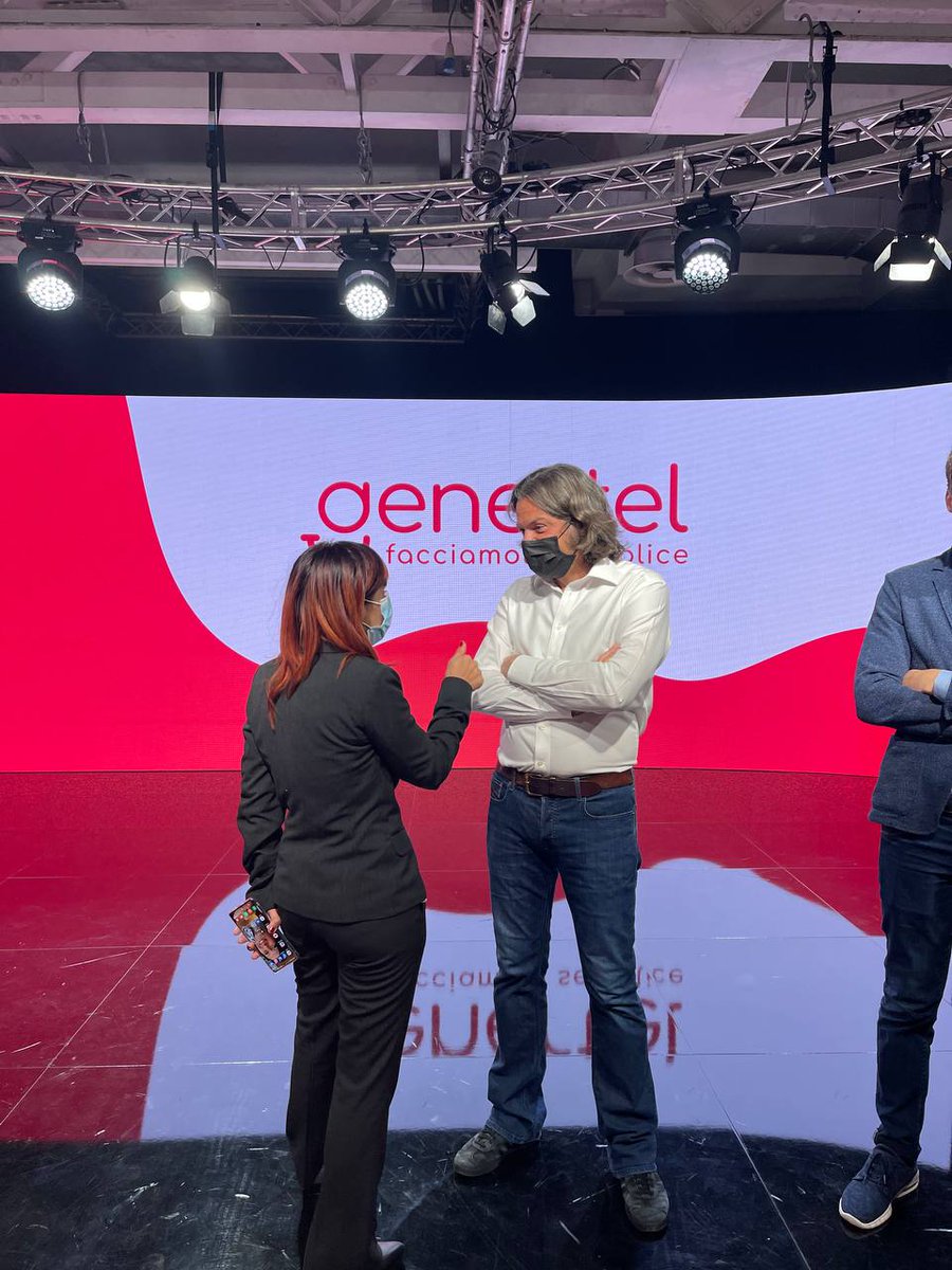 Simona_Riccio's tweet photo. [ Evento @GeneraliItalia🔈]

 @GeneraliItalia - @Genertel 👉 "Facciamola semplice".

Mi sono andata a complimentare con 👉 Maurizio Pescarini CEO e General Manager #Genertel e Genertellife per come hanno pensato di semplificare l'assistenza. 

 #facciamolasemplice 
ADV https://t.co/fekqg4ecQl