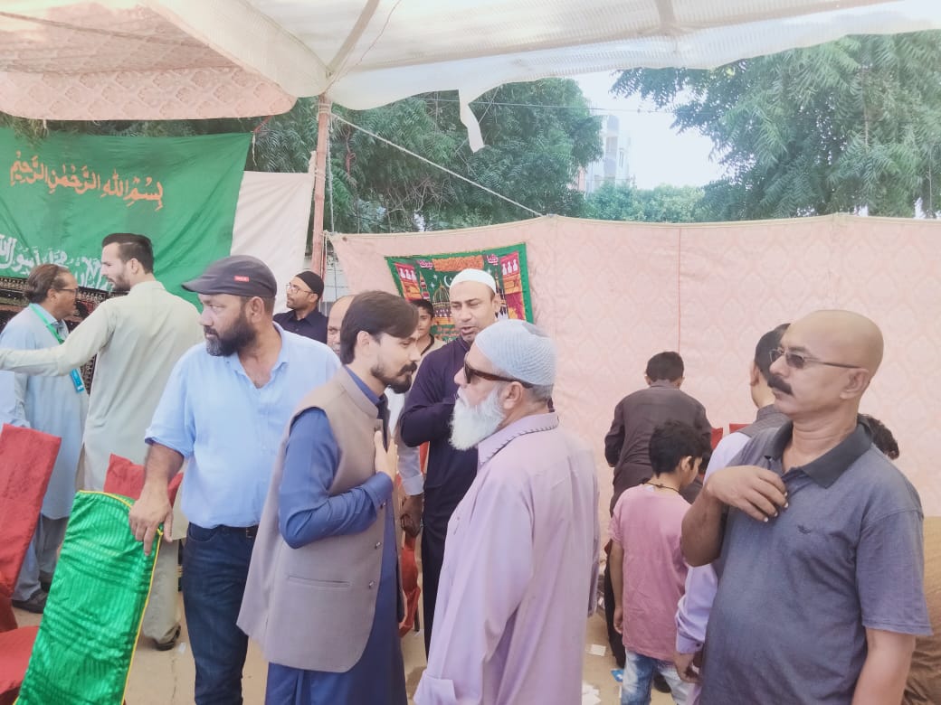 پاک سر زمین پارٹی گلشنِ معمار میں ہر سال کی طرح اس سال بھی جشنِ میلاد النبی صلی اللہ علیہ وآلہ وسلم کے مرکزی جلوس کے لئے استقالیہ کیمپ لگایا گیا اس موقع پر ڈسٹرک ممبر راحیل بھائی  اور گلشنِ معمار کے تمام کارکنان زمدران بھی مجود تھے