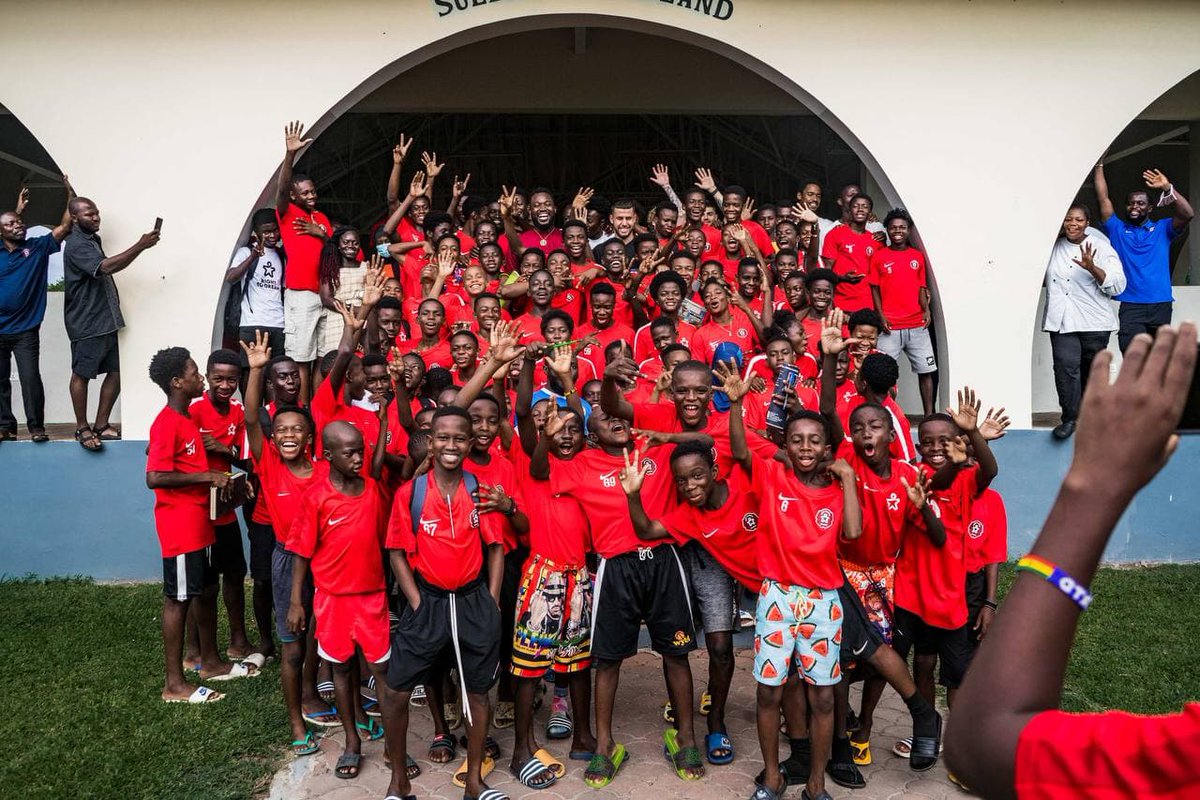 EliuGift's tweet photo. We had a great collaborative session with Right To Dream Football Academy to help the students get creative on the pitch. #GiftOfGiving #GetCreativeWithUs https://t.co/y60FXLOAyv