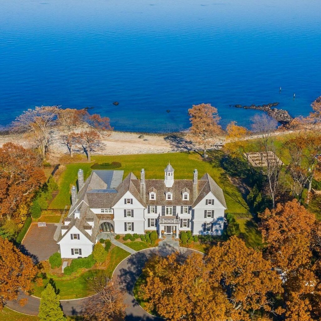 SmirosArchitect's tweet photo. An autumnal aerial view of a New Traditionalist Lloyd Harbor home. #smirosarchitects #lifestylecurators
Built by @stokkersco
Photo by @vvuoto_bestaerialphotos https://t.co/0nuHjM17K6