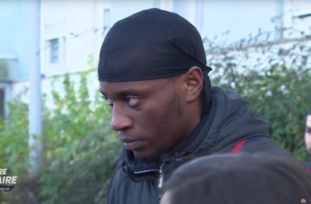 coconachanel__'s tweet photo. #KohLanta La France entière quand il a vu le panneau : https://t.co/bfffpXCGhh