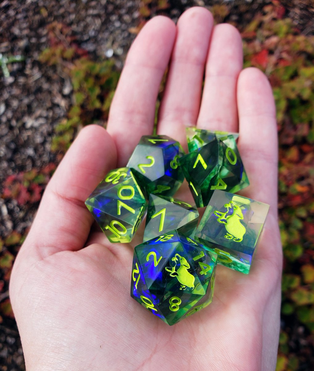 OhRachel190's tweet photo. Two of the newest sets I finished this afternoon for #Critober!
Getting back into the swing of dice-making has been so much fun, I cannot believe how much I missed it🖤
#DnD #TTRPG #Pathfinder #LevelUpDice #CritCast #CritCastResin #Resin #ResinCasting #ResinCraft #ResinCrafting https://t.co/GFmuI6JqdK