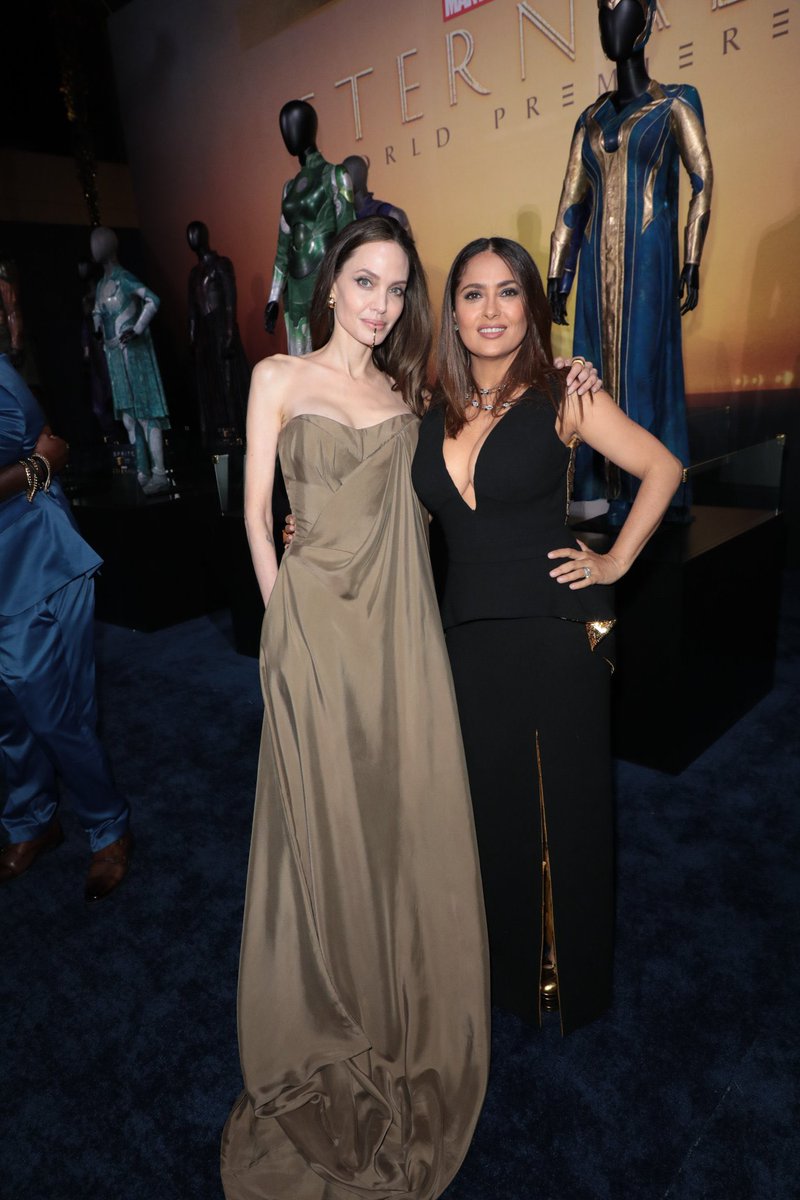 thepopdelivery's tweet photo. #CautionHot 🔥
ANGELINA JOLIE y SALMA HAYEK posando juntas en la Premiere Mundial de #Eternals #Thena #Ajak
#AngelinaJolie #SalmaHayek https://t.co/i2aJhQjkWq