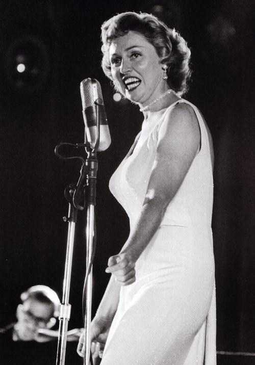TheJazzHerald's tweet photo. @suejazz2 Anita O’Day was a brilliant interpreter of song, swing & scat. She fits right in w/the #Monktober bonanza we have; celebrating Monk, Dizzy, Blakey, Wynton. Brewed this mix 4her October 18th 2019 💯th.
This #SavvyJazzerati #SongByrd🕊 lives 4ever.
⏯https://t.co/HlcGDnPw9i🎙 https://t.co/aRm0gbZqO6