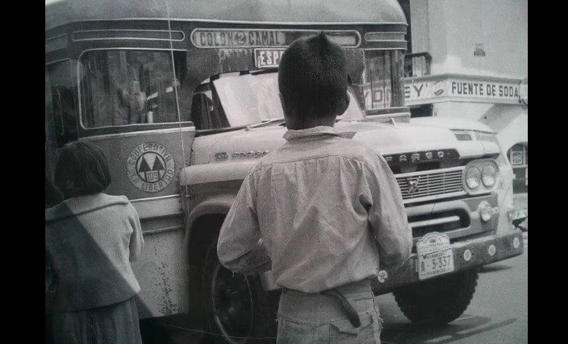 quito_antano's tweet photo. 🚍¿En qué bus vas vos ve? #ColónCamal #Papero
Sin registro del año de la imagen. #QuitoEterno
#QuitoDeAntaño #Quito 😍📷🎞️ https://t.co/Fj39jnujJb