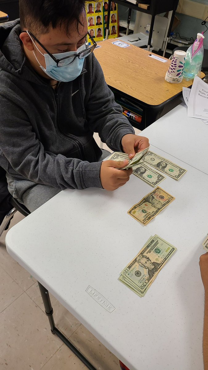 ITHSCLASSOF23's tweet photo. Huge thank you to Mrs. Zegel’s class for helping us count and organize  our #PowderPuff money today @IT_SpecialEd @IslandTreesHS https://t.co/XvmRcenPcK