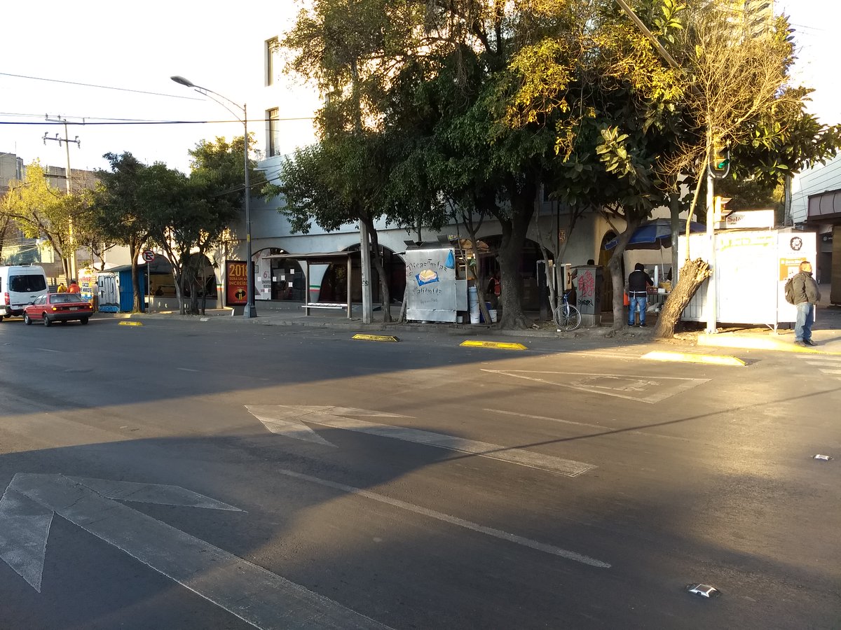 CTlacopac's tweet photo. Solicito reunión (cuento con evidencia veraz) con los responsables de la Alcaldía AO, Lía Limón para detener el ambulantaje, zona Barranca del Muerto - San Ángel. - NO MÁS AMBULANTES las aceras y áreas verdes son para respetarse @lialimon @AlcaldiaAO @JosefinaMacG https://t.co/2GYTmnMcw6