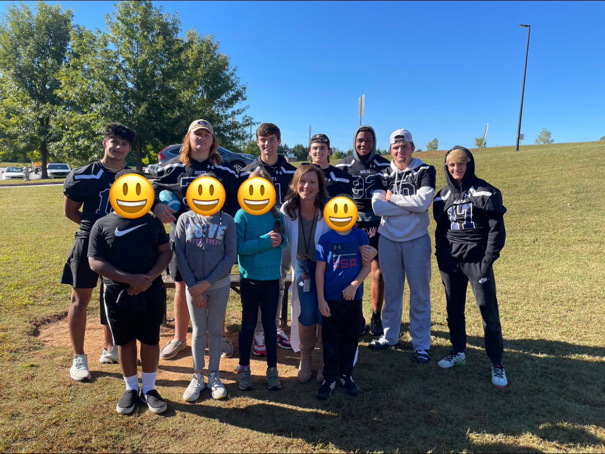 Sandimhinson2's tweet photo. Seeing our Pack come out and play ball at our 2nd grade homecoming tailgate was so sweet! Such a great community. If you could only see how big those smiles are behind the emojis! @north_paulding @PACK_FOOTBALL @NPHSMensHoops https://t.co/VAw0UysGrz