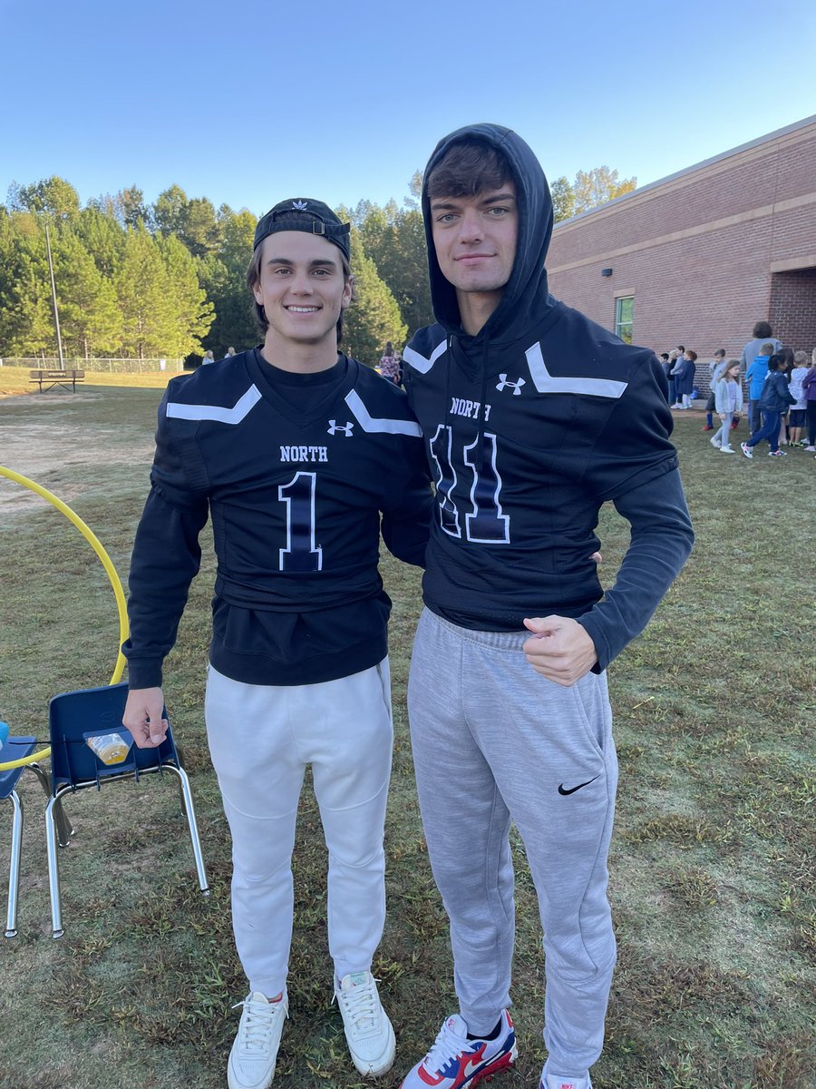 Sandimhinson2's tweet photo. Seeing our Pack come out and play ball at our 2nd grade homecoming tailgate was so sweet! Such a great community. If you could only see how big those smiles are behind the emojis! @north_paulding @PACK_FOOTBALL @NPHSMensHoops https://t.co/VAw0UysGrz