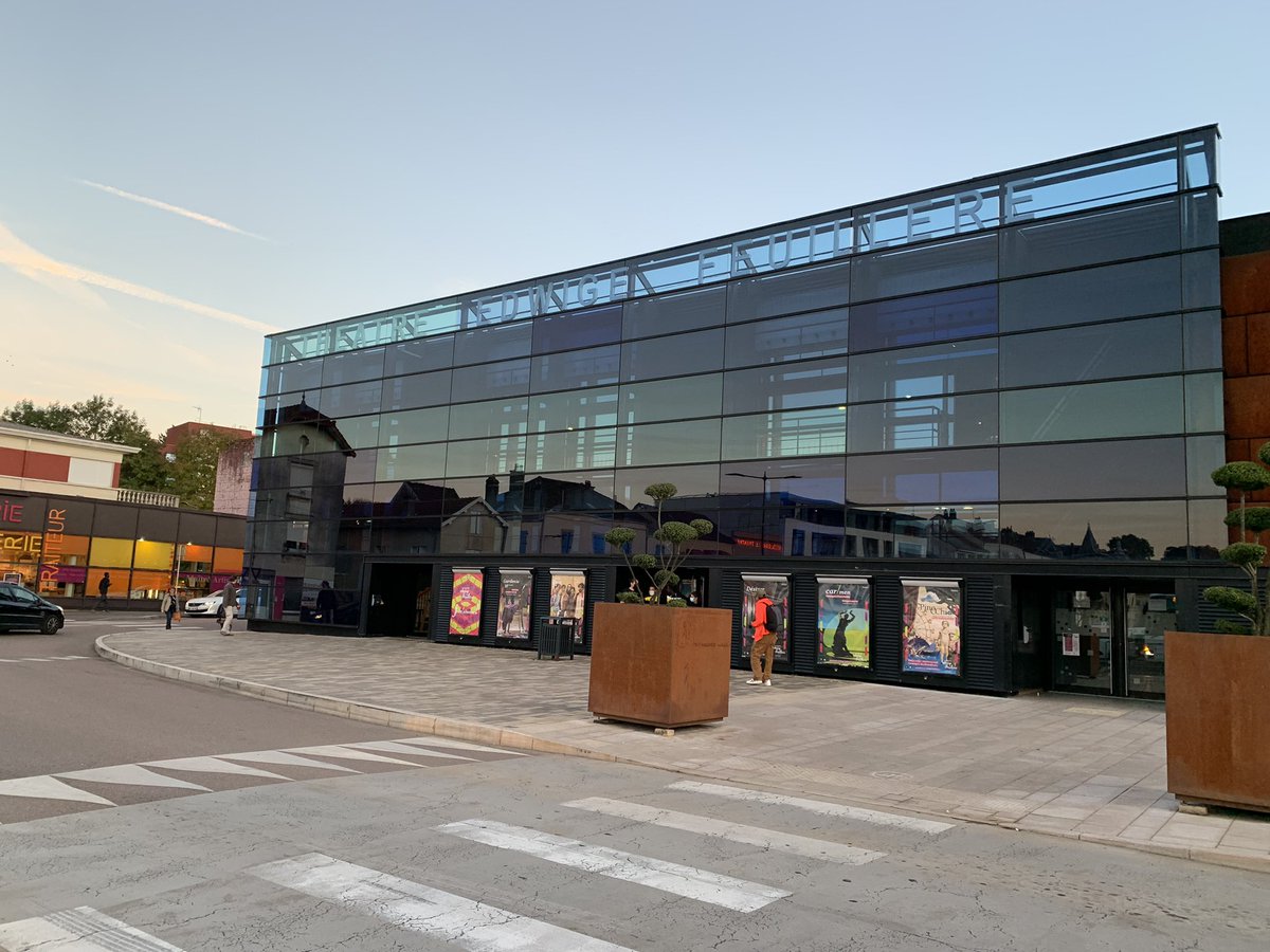 EcoleJussey's tweet photo. Soirée culturelle interdegrés (CM1-CM2-6ème) au Théâtre Edwige Feuillère : visite du théâtre et spectacle « un Poyo Rojo » #ecoledusocle #THEV #ecolejussey #collegejussey https://t.co/OUuzIMVX7R
