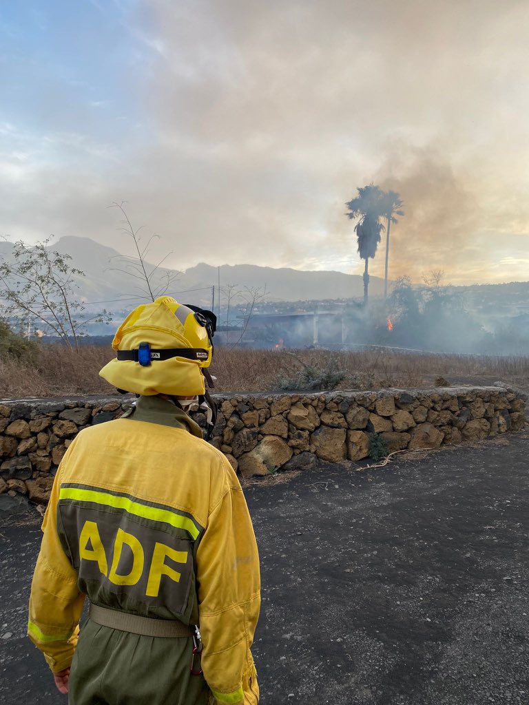 Adf247Sabadell's tweet photo. Dia 2 dels nostres voluntaris a La Palma, avui han estat acompanyant i escortant veïns dins de la zona d'exclusió perquè puguin agafar el necessari de les seves llars. #volcanCumbreVieja #VolcanLaPalma https://t.co/C9nx86St2j