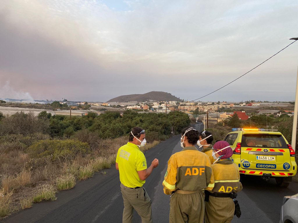 Adf247Sabadell's tweet photo. Dia 2 dels nostres voluntaris a La Palma, avui han estat acompanyant i escortant veïns dins de la zona d'exclusió perquè puguin agafar el necessari de les seves llars. #volcanCumbreVieja #VolcanLaPalma https://t.co/C9nx86St2j