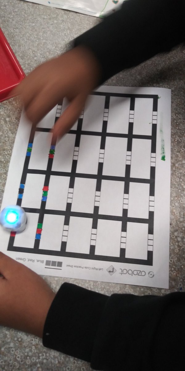 Mrs_Wood_Reads's tweet photo. Part1 students learning the fun of coding @Ozobot #makerspace #codingisfun https://t.co/yCJa11p9L2