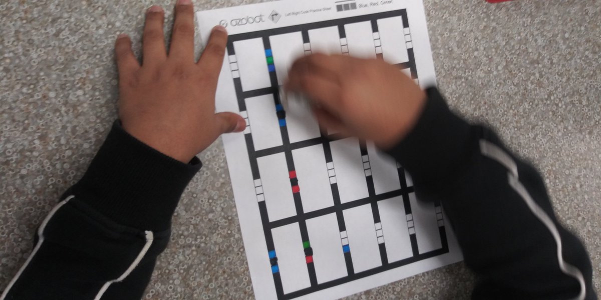 Mrs_Wood_Reads's tweet photo. Part1 students learning the fun of coding @Ozobot #makerspace #codingisfun https://t.co/yCJa11p9L2