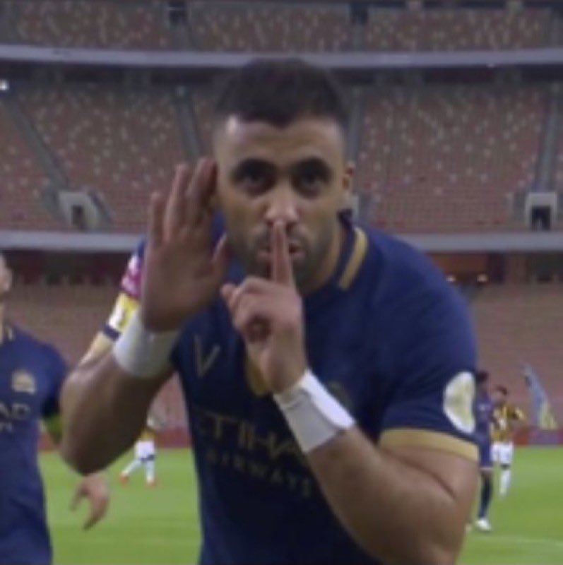 حتى بطريقة الإحتفال هناك سنة ضوئية  
#الزعيم_العالمي #الاسيويه_صعبه_قويه