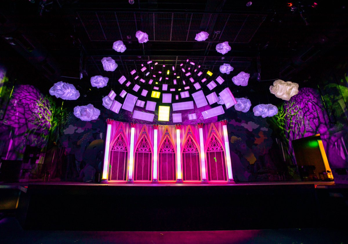 ConvergenceStn's tweet photo. Take a refreshing rinse at our complimentary memory cleansing spa! 🌀 Perplexiplex is both QDOT’s event venue and a beneficial mnemonic experience for travelers to the converged worlds. https://t.co/yqRAGbIHxC