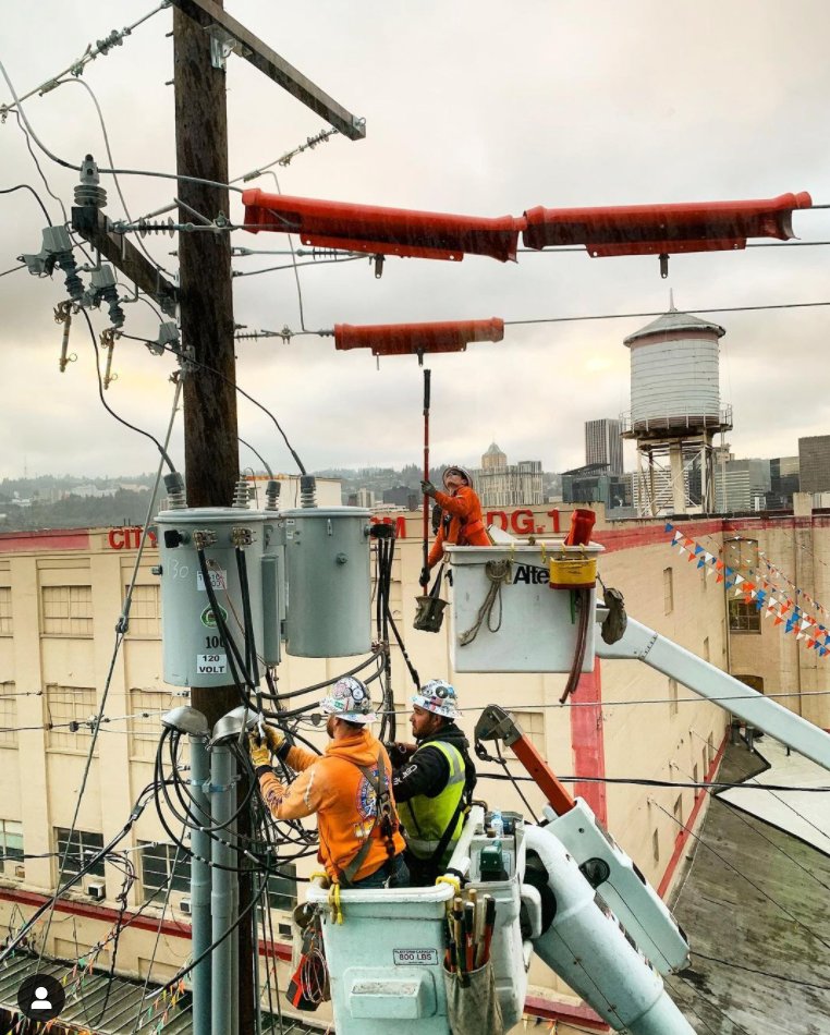 bevins_co's tweet photo. ----
repost: @all_time_gainin
Journeyman_Tradeโก๏ธ
#ibewjourneymanlineman #nrthwstlinehand #outsiderliner #designerliner #tophand #linecrew #hooknation #bkallday #ibew #transformerbank #transformers #wye #findyourtribe https://t.co/DEiyOUu6b1