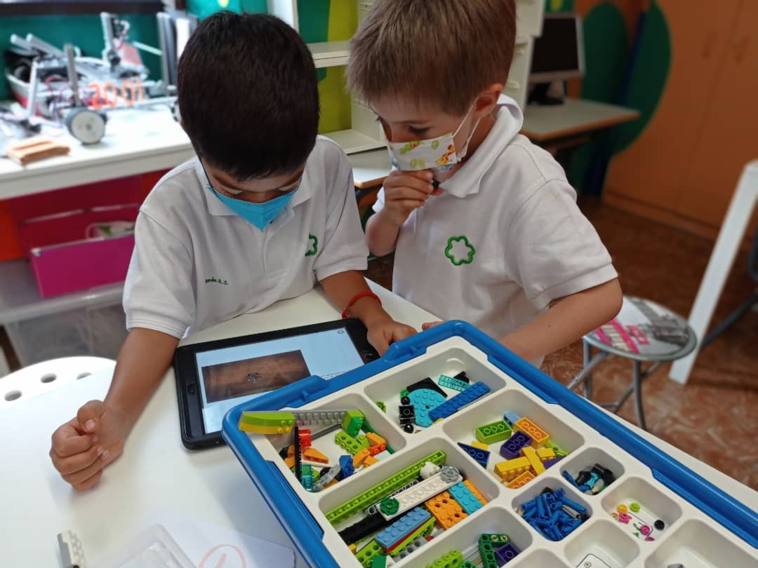 RealejosNazaret's tweet image. ¡Los Taquitos Kids Team regresan a la #Roboteca del colegio con muchísimas ganas! ¡Comenzamos la nueva temporada de la extraescolar de robótica de competición con nuevos miembros y con mucha ilusión! @coleinnovadores #RecuperaEsoQueNosMueve  #AprendizajeEmergentePlus  @TaquitosN