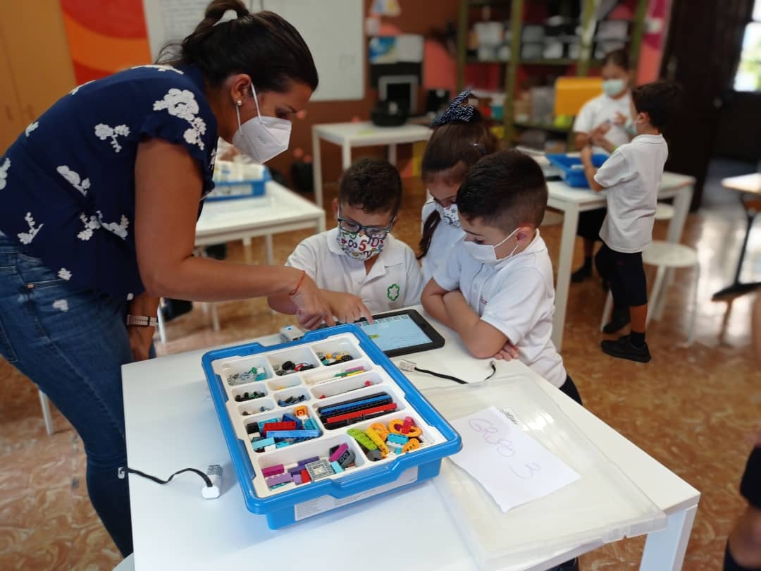RealejosNazaret's tweet image. ¡Los Taquitos Kids Team regresan a la #Roboteca del colegio con muchísimas ganas! ¡Comenzamos la nueva temporada de la extraescolar de robótica de competición con nuevos miembros y con mucha ilusión! @coleinnovadores #RecuperaEsoQueNosMueve  #AprendizajeEmergentePlus  @TaquitosN