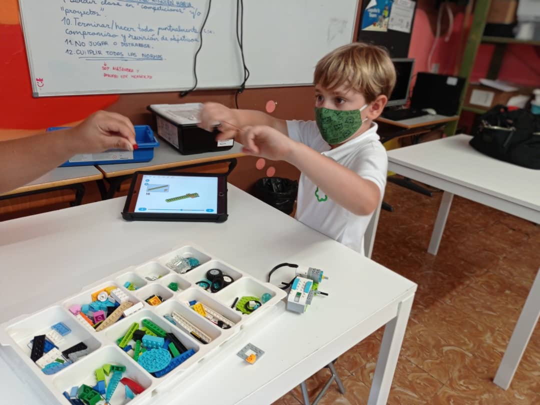 RealejosNazaret's tweet image. ¡Los Taquitos Kids Team regresan a la #Roboteca del colegio con muchísimas ganas! ¡Comenzamos la nueva temporada de la extraescolar de robótica de competición con nuevos miembros y con mucha ilusión! @coleinnovadores #RecuperaEsoQueNosMueve  #AprendizajeEmergentePlus  @TaquitosN