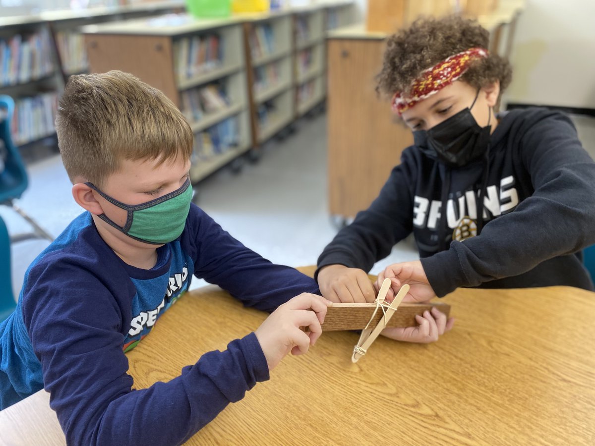 MsAshley_FFES's tweet photo. It's STEM Week! We are crafting boats and discussing displacement in the water. We are launching balls with the potential energy within popsicle sticks and elastics by making catapults. We are creating with Strawbees! @PlymouthSch @ppsedtech #MassSTEMWeek @FFESPlymouth https://t.co/OcaEMNI0yn