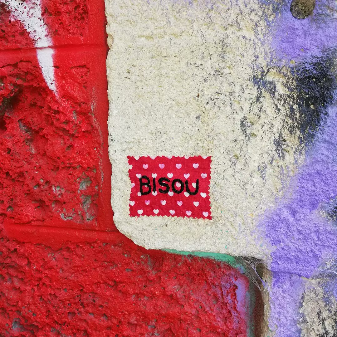 Bulle_Tine's tweet photo. Petit format 
#bisou 

(Oui j'ai mis un tonneau de colle, ça bave)

#streetart #embroidery #paris20 https://t.co/6FrxYrBHwo