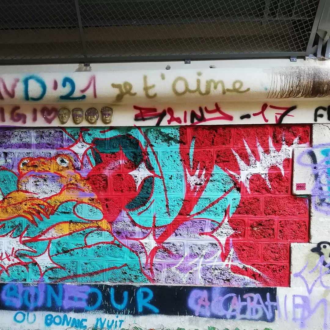 Bulle_Tine's tweet photo. Petit format 
#bisou 

(Oui j'ai mis un tonneau de colle, ça bave)

#streetart #embroidery #paris20 https://t.co/6FrxYrBHwo