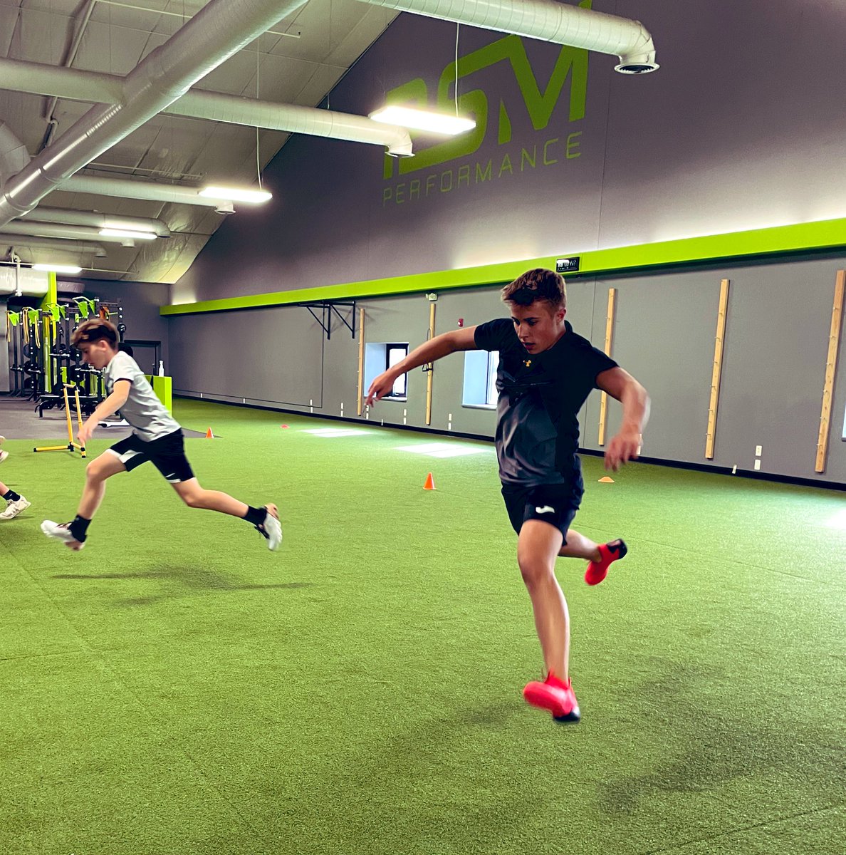 tiffjpatterson's tweet photo. These future Leo HS Soccer athletes are gonna be dangerous as they continue to train hard & get better @PSM1Team!๐
#psmperformance #bounce #rocketfuel #lateralbounds #plyometrics #skatersquats #becomemore https://t.co/arGusyidmf