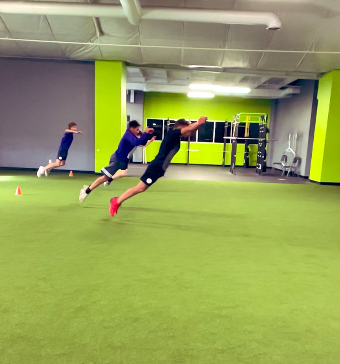 tiffjpatterson's tweet photo. These future Leo HS Soccer athletes are gonna be dangerous as they continue to train hard & get better @PSM1Team!๐
#psmperformance #bounce #rocketfuel #lateralbounds #plyometrics #skatersquats #becomemore https://t.co/arGusyidmf