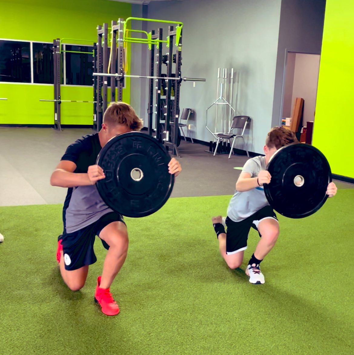 tiffjpatterson's tweet photo. These future Leo HS Soccer athletes are gonna be dangerous as they continue to train hard & get better @PSM1Team!๐
#psmperformance #bounce #rocketfuel #lateralbounds #plyometrics #skatersquats #becomemore https://t.co/arGusyidmf