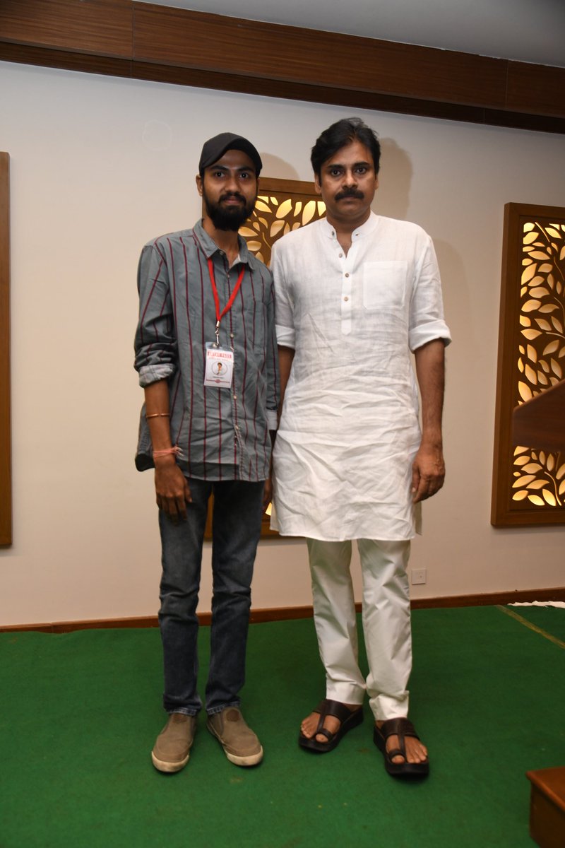 JS_P_awanKumar's tweet image. ఒకప్పుడు నిన్ను చూడగలనా నిజ జీవితంలో అనుకునే వాడిని...09/09/2016 నేను నిన్ను మొదటిసారి చూసా అన్నయ్య.... అలా చూస్తూనే వున్నా కొన్ని సంవత్సరాలగా మనకి ఒక చిన్న అవకాశం వస్తాది అన్న చిన్న ఆశ ఈరోజు నన్ను నీ దగ్గర వరకు తీసుకొచ్చింది. నాఆశ తీరింది ఇంకా ఆశయం మిగిలిఉంది. #WithPK Forever ❤