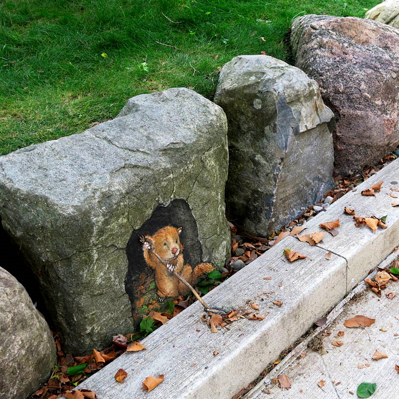 Sometimes you'll stumble upon the cutest things! 
Created by street chalk artist David Zinn.🦔🍂