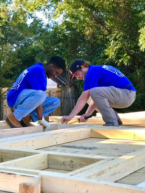 presbycollege's tweet photo. What a fun afternoon filled with service! Some of our Blue Hose went off campus to various service sites throughout Laurens County while others joined with our community to teach more about health, fitness, and wellness! 💪💙#WhileWeLiveWeServe #PCInaugurationWeek https://t.co/zKcYYiC1hB