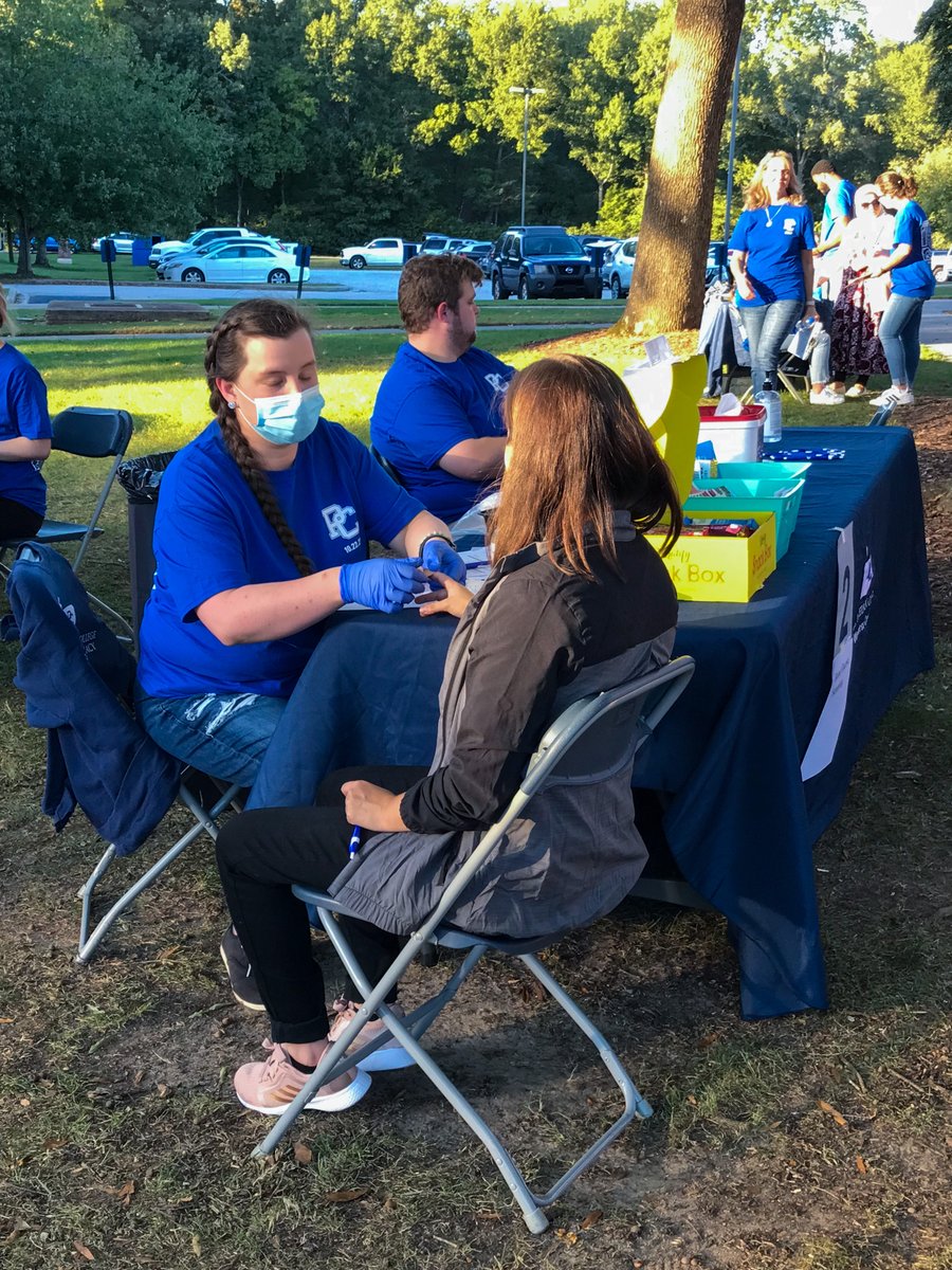 presbycollege's tweet photo. What a fun afternoon filled with service! Some of our Blue Hose went off campus to various service sites throughout Laurens County while others joined with our community to teach more about health, fitness, and wellness! 💪💙#WhileWeLiveWeServe #PCInaugurationWeek https://t.co/zKcYYiC1hB