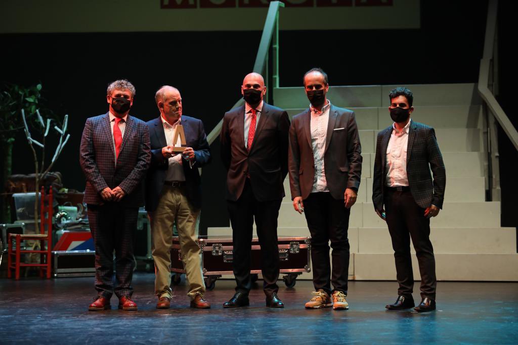 rex_pedro's tweet photo. 🎭La IV Gala de los #premiosazahar de las Artes Escénicas de la Región de Murcia  ha reconocido esta noche el trabajo de los grandes profesionales de este sector.

📍El @teatrocircomur ha recibido el Premio de Honor por su excelencia en la programación.

#CulturaMurcia https://t.co/VZO7H7MGoe
