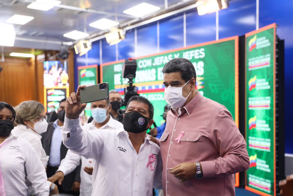 NicolasMaduro's tweet photo. Me reuní en el Palacio de Miraflores con las y los jefes de las Zonas Educativas del país, para evaluar el documento "Plan Inicio de Clases" y los "10 Vértices del regreso a clases presenciales bioseguro", siempre priorizando la salud y la vida de nuestros niños, niñas y jóvenes. https://t.co/0edej3Bqqm