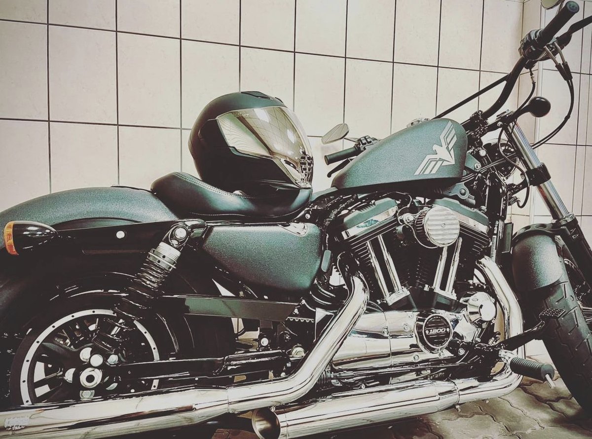 Kicking the decoration to the curb and getting right down to business with the Airflite Rubatone.
•
•
📸 : @h_d_road #icon1000 #onepossiblefuture #Airflite #Rubatone #iconhelmet #HarleyDavidson #Harley48