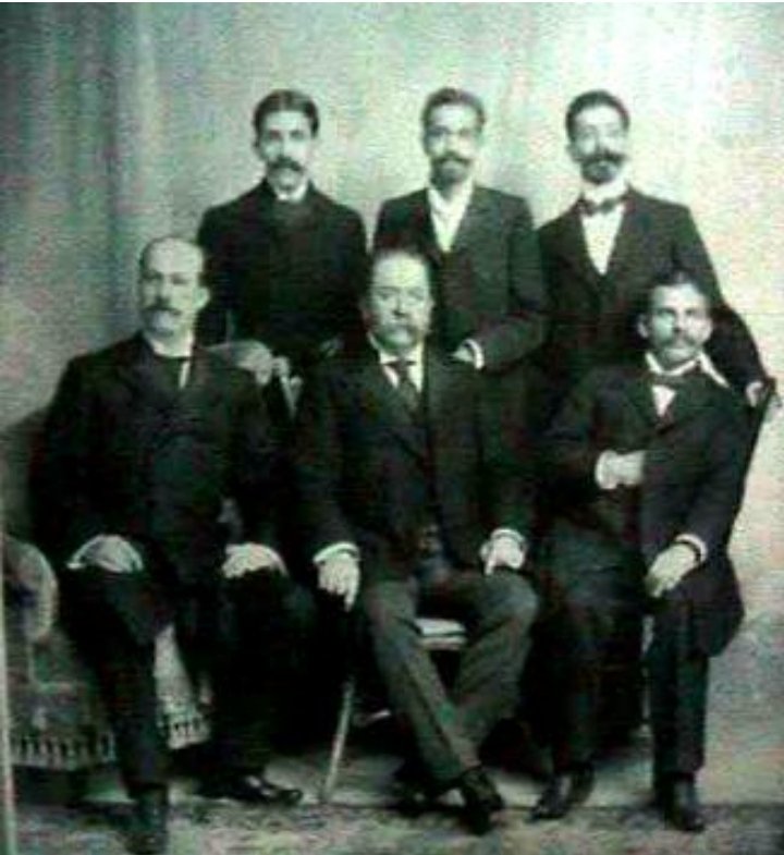 TuSugaRichy's tweet photo. @elpatasucias @SinuheJurado El Consultorio Nacional de Enseñanza Dental  lo funde con mis otros compas 
Dr. José J Rojo
 Dr. Teófilo Valdés
 Dr. Ricardo Figueroa
 Dr. Alfredo Reguera
Dr. Ricardo Crombé
Dr. Juan Falero
En el año de 1904 que inició su funcionamiento 
#fotodelrecuerdo https://t.co/V0Vbpbu6sb