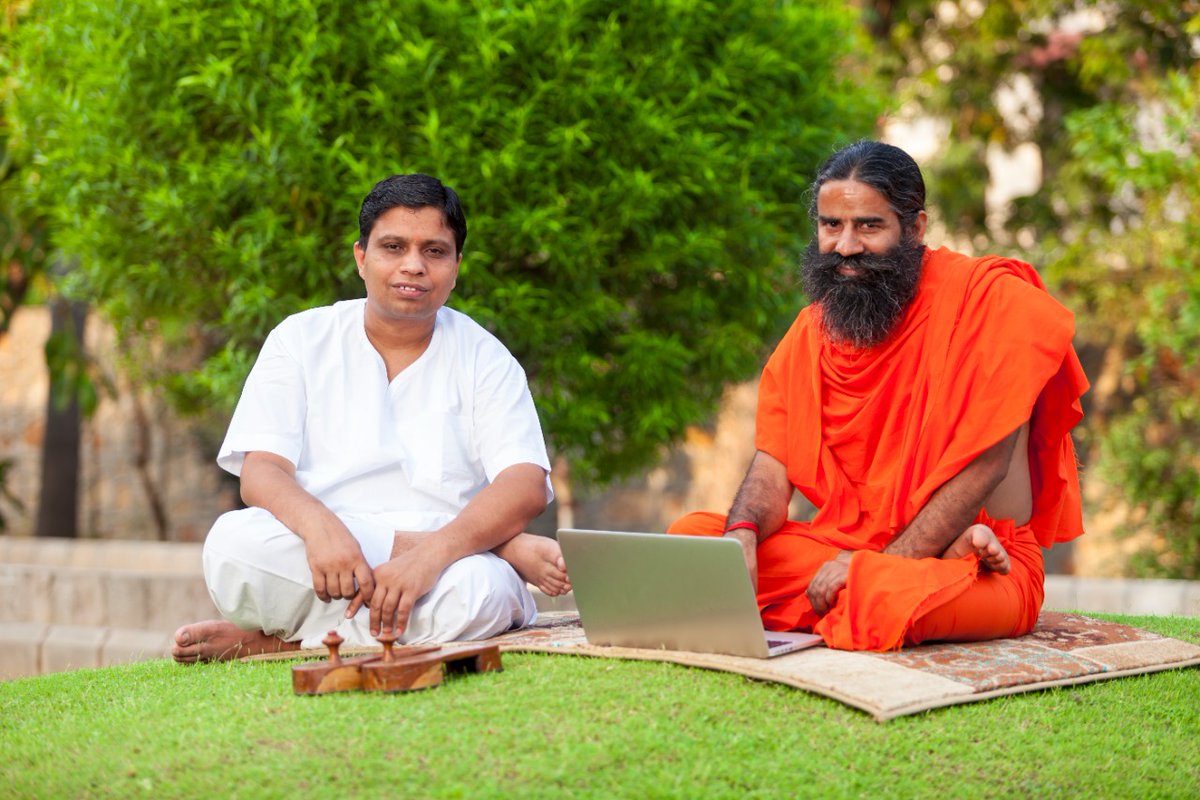 *देश में "राजा" ,
समाज में "गुरु",
परिवार में "पिता",
घर में "स्त्री",
जीवन मैं दोस्त*
*ये कभी "साधारण" नहीं होते।।*

*सोच भले  ही  नयी  रखो,*
*..लेकिन  संस्कार  पुराने  ही अच्छे  हैं..!!