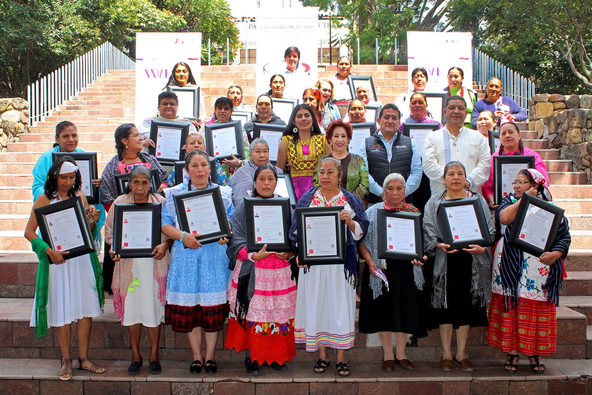 CCGM_Mexico's tweet photo. Ellas son las 30 cocineras tradicionales de diversas etnias de @Edomex que recientemente fueron certificadas en el Estandar de Competencias 1084 - Preparación de la Gastronomía Mexicana Popular y Tradicional @ConocerMx, por el #CCGM y con apoyo de #CEDIPIEM.
¡Muchas felicidades! https://t.co/tDSsUYPsMI