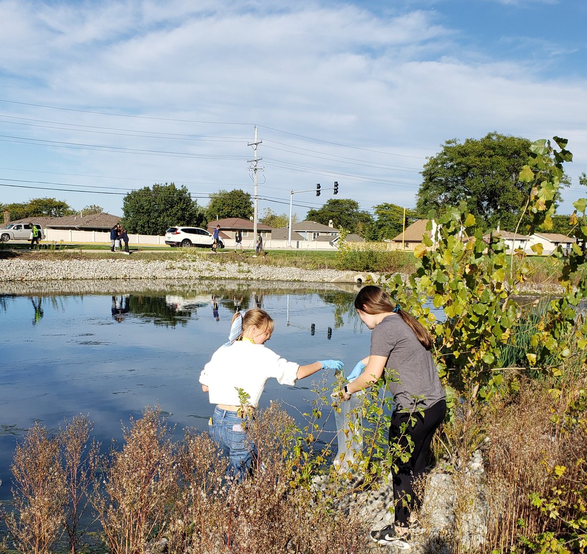 VJAGreenTeam's tweet photo. What a beautiful day for a little fall clean up around Lake Andrew! @AndrewHS_d230 https://t.co/7qeAJZhqej